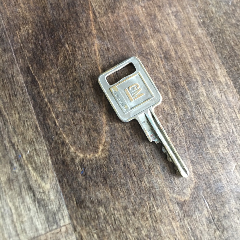 VINTAGE AUTOMOTIVE CAR TRUCK IGNITION KEY- GM GENERAL MOTORS.